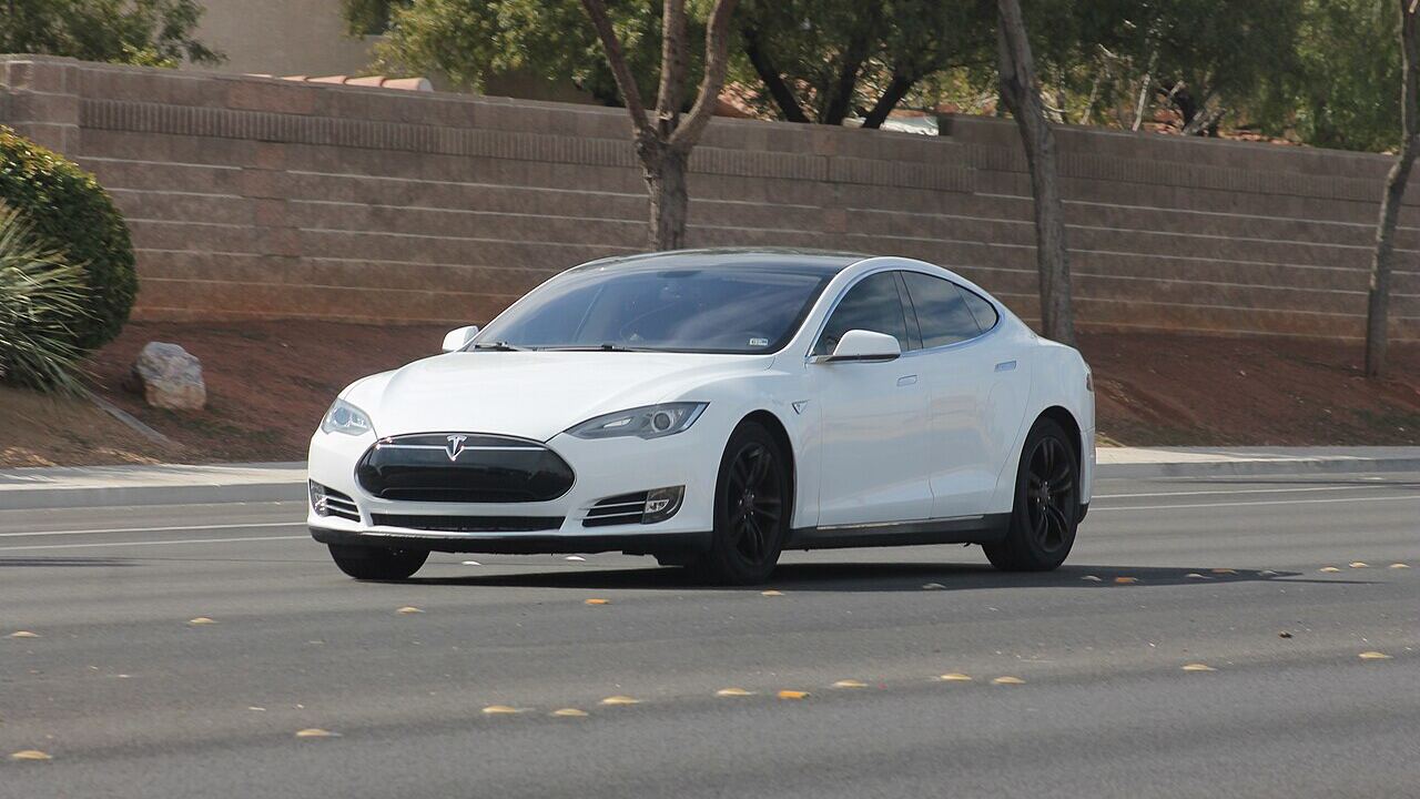 Tesla Model S 85 (2014)